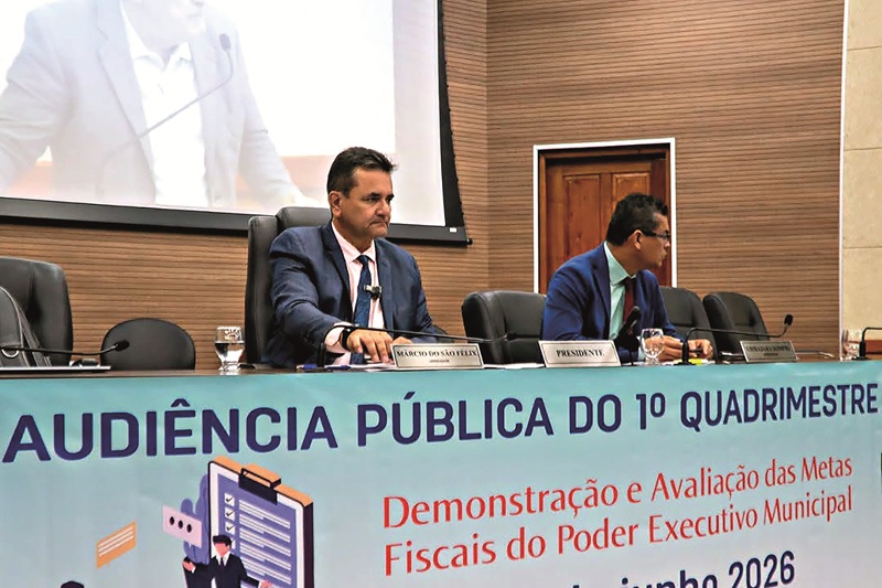 Dois homens em paletó sentados em uma mesa durante audiência pública sobre metas fiscais.