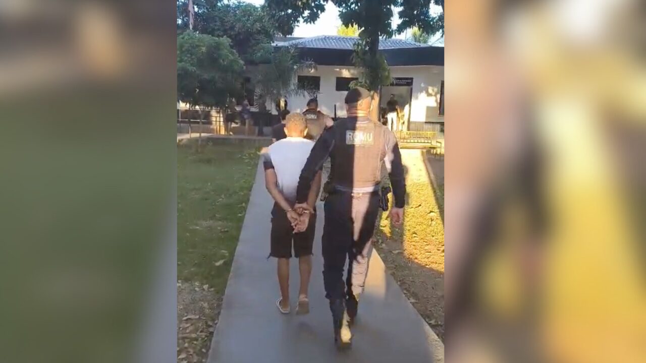 Dupla é perseguida e detida com moto roubada