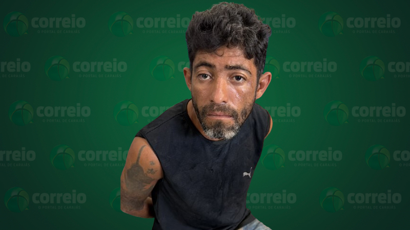 Homem com barba e regata preta, mãos para trás, em frente a fundo verde com logo 'Correio'.