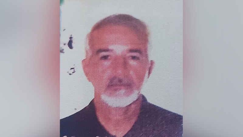 Homem de meia-idade com cabelo e barba grisalhos, vestindo camisa escura, em foto de rosto.