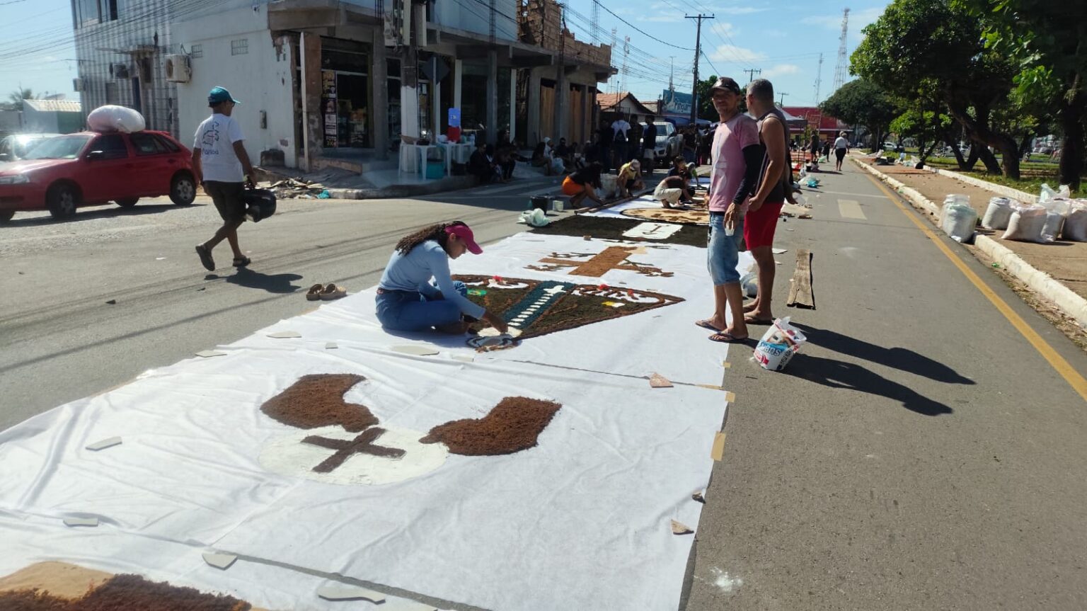 Corpus Christi reúne fiéis na confecção de tapetes em Marabá