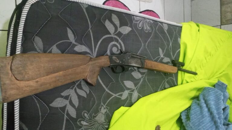 Operação conjunta flagra homem com arma artesanal debaixo do travesseiro