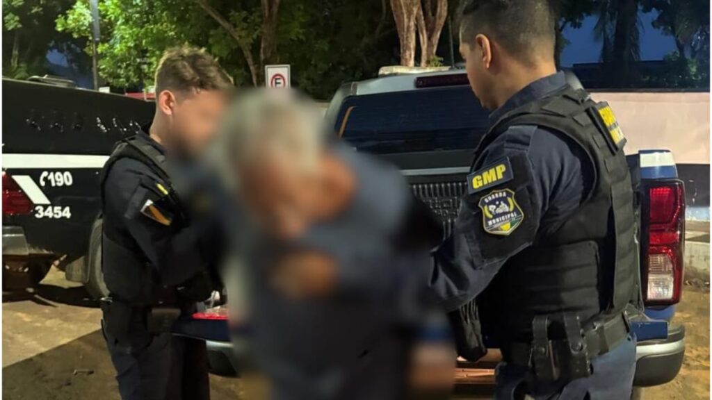 Oficiais da Guarda Municipal abordando uma pessoa