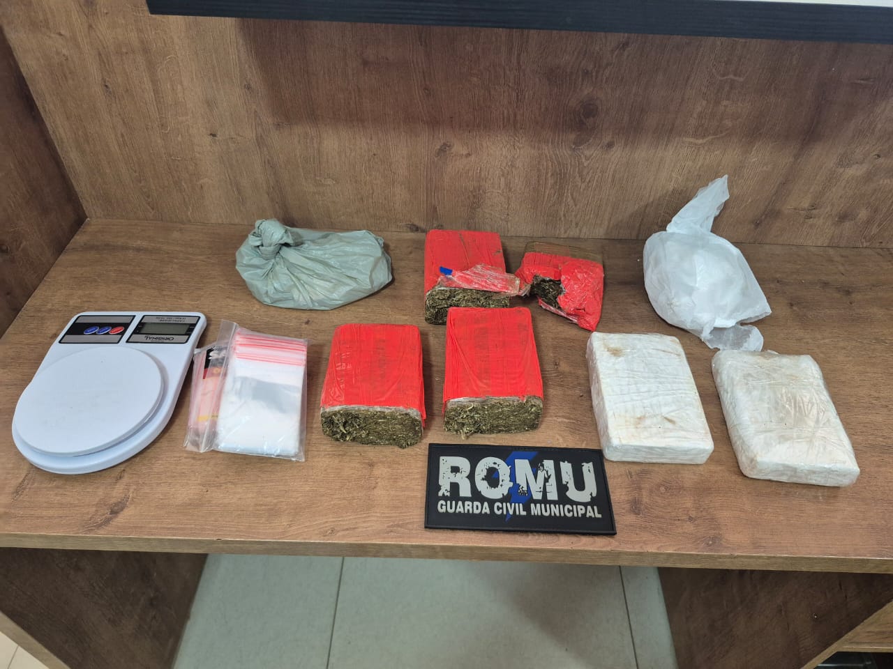 Suspeito é preso com tabletes de maconha e cocaína durante patrulhamento da ROMU