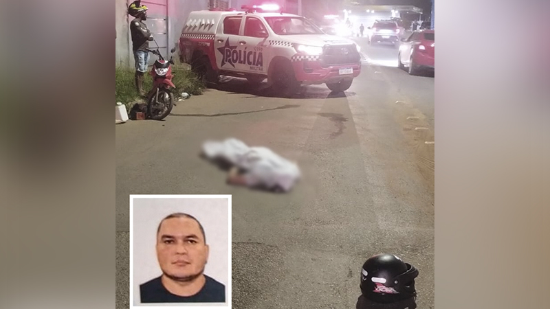 Cena de crime noturna com corpo coberto, viatura policial e foto de identificação da vítima.