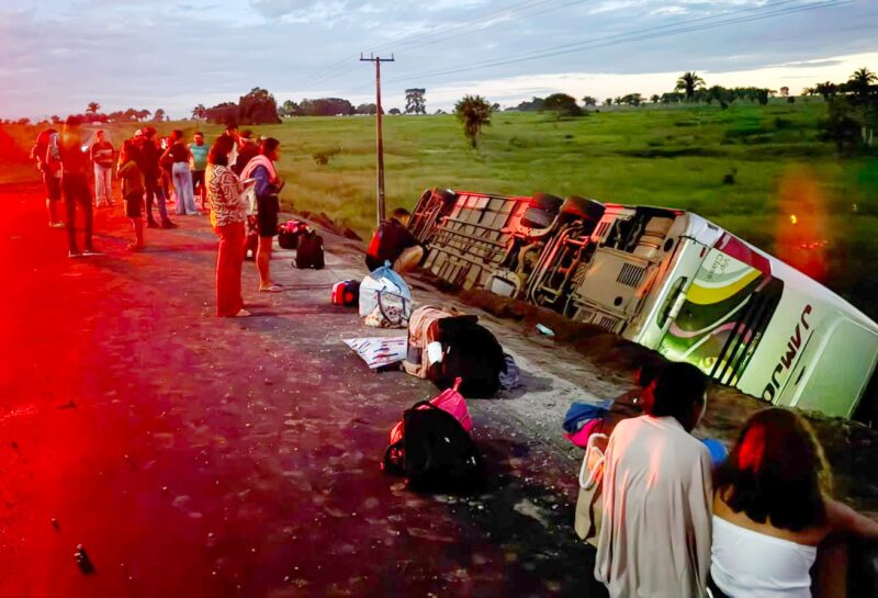 BR-230: Ônibus sai da pista, tomba, deixa um morto e vários feridos