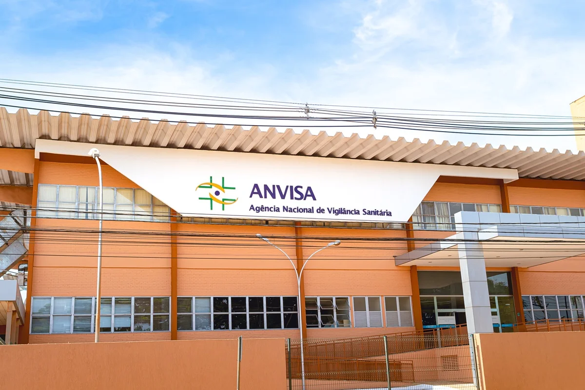 Anvisa recolhe lote de antibiótico com pedaço de vidro em frasco