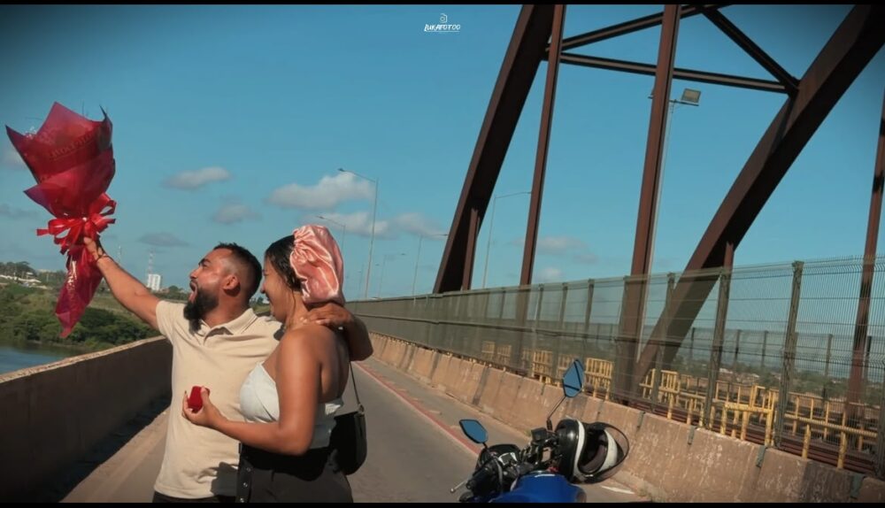 No Dia dos Namorados, jovem pára a Ponte Rodoferroviária e pede amada em casamento