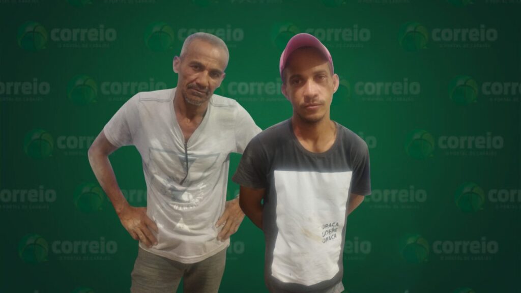 Dois homens, um mais velho e um mais jovem, posando em frente a um fundo verde com o logo 'correio'.