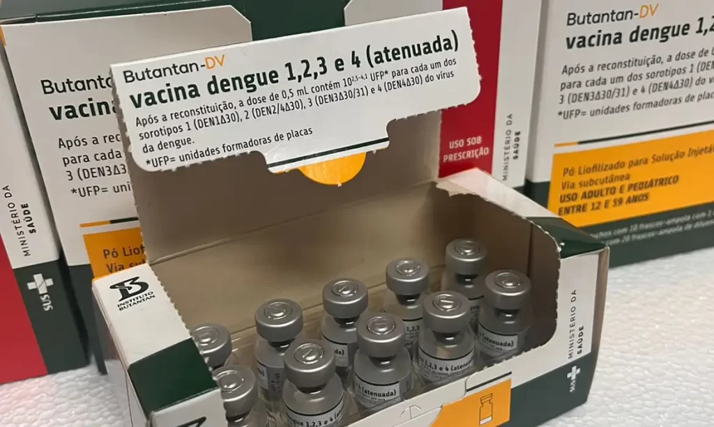 Caixa aberta com frascos da vacina Butantan-DV contra a dengue 1, 2, 3 e 4.