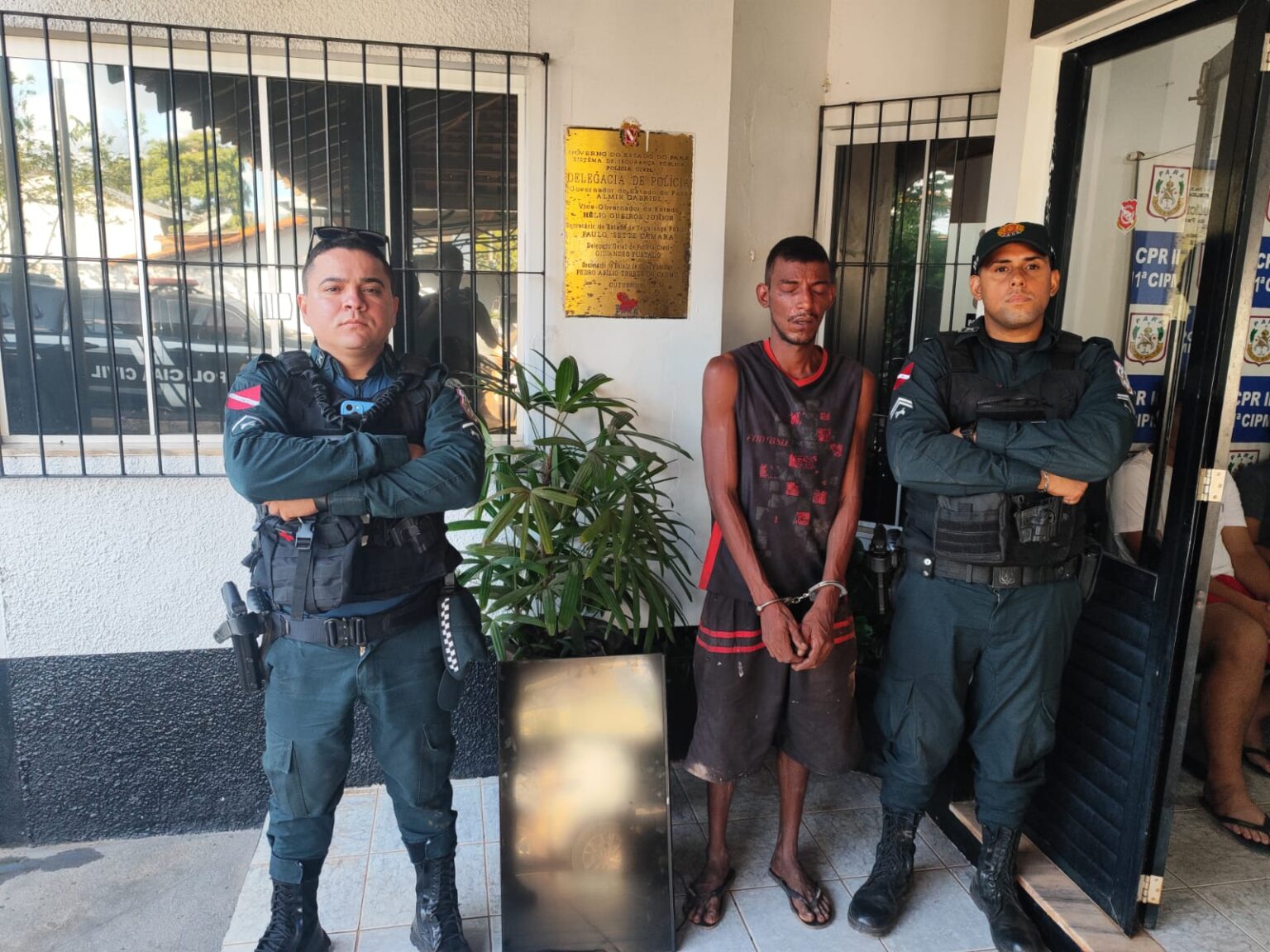 Homem é preso com TV roubada após tentar enganar a polícia