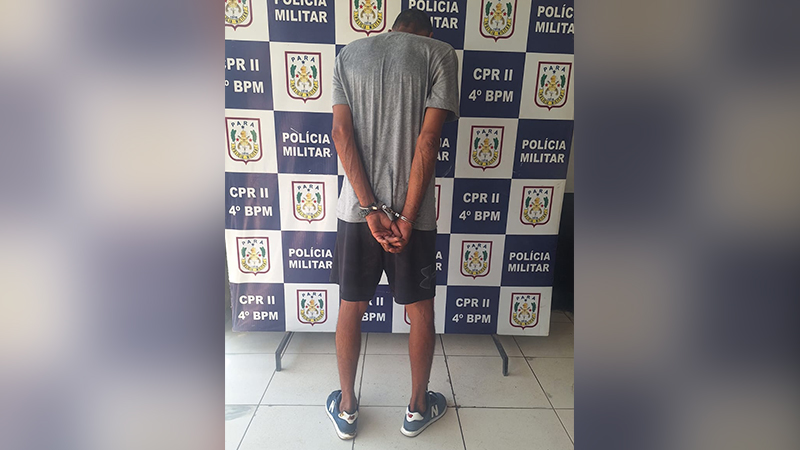 Homem detido pela Polícia Militar do Pará de costas usando algemas.