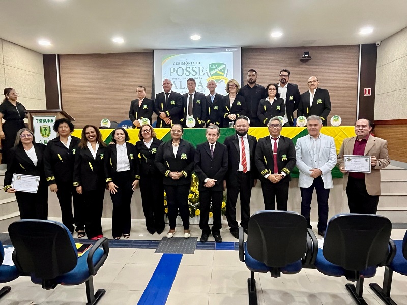 Grupo de pessoas posando para foto em cerimônia de posse de nova diretoria acadêmica ou institucional.
