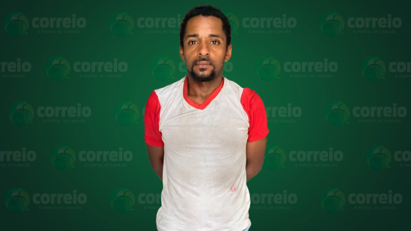 Homem de pele parda, com barba curta, vestindo camiseta branca com mangas vermelhas, posando contra fundo verde com a marca Correio.