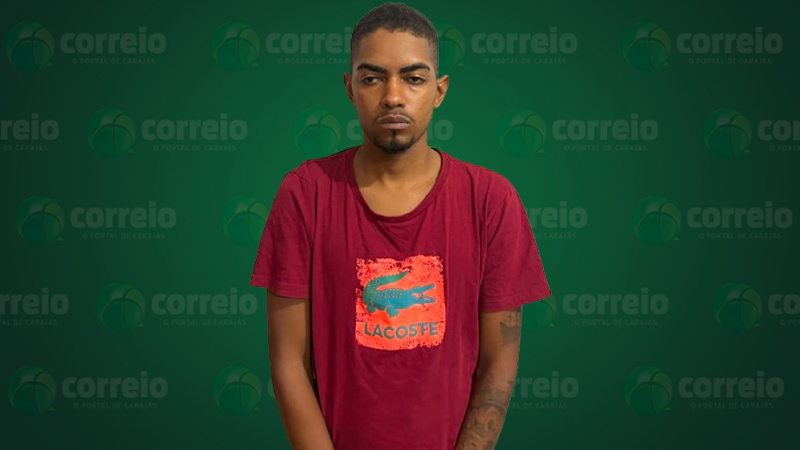 Retrato de um homem jovem com pele morena, usando uma camiseta vinho da Lacoste.