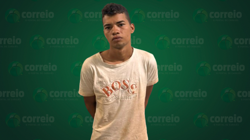 Homem jovem de pele parda vestindo camiseta branca com estampa BOSS em fundo verde com logomarcas.