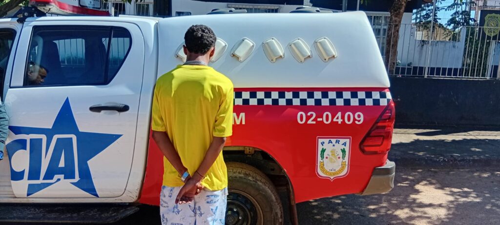 Homem de costas de camiseta amarela abordado por viatura da Polícia Militar do Pará.