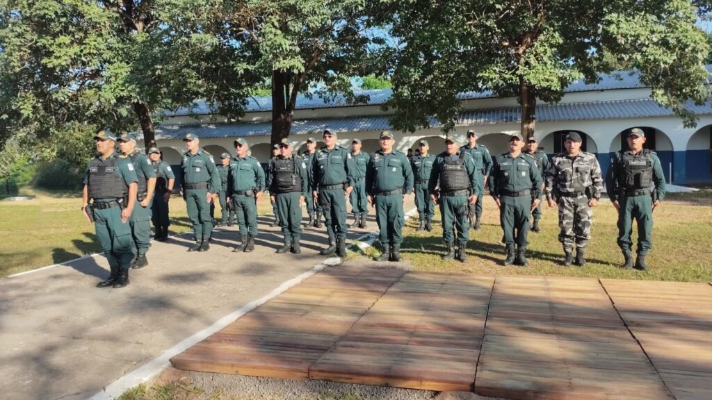 Grupo de policiais militares em formatura ao ar livre
