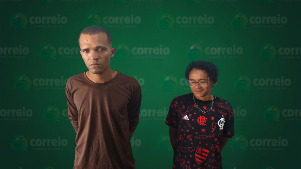 Homem e mulher posando para foto em frente a um fundo verde com a marca Correio.