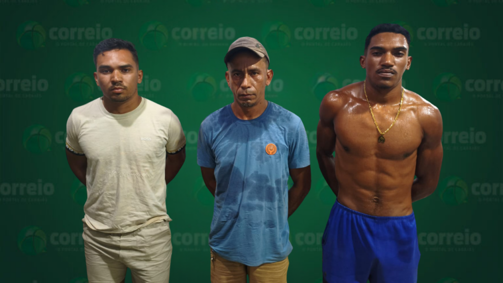 Três homens de frente posando contra um fundo verde com o logotipo do portal Correio.