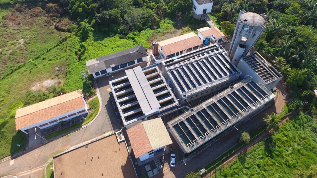 Vista aérea de uma estação de tratamento de água com tanques retangulares