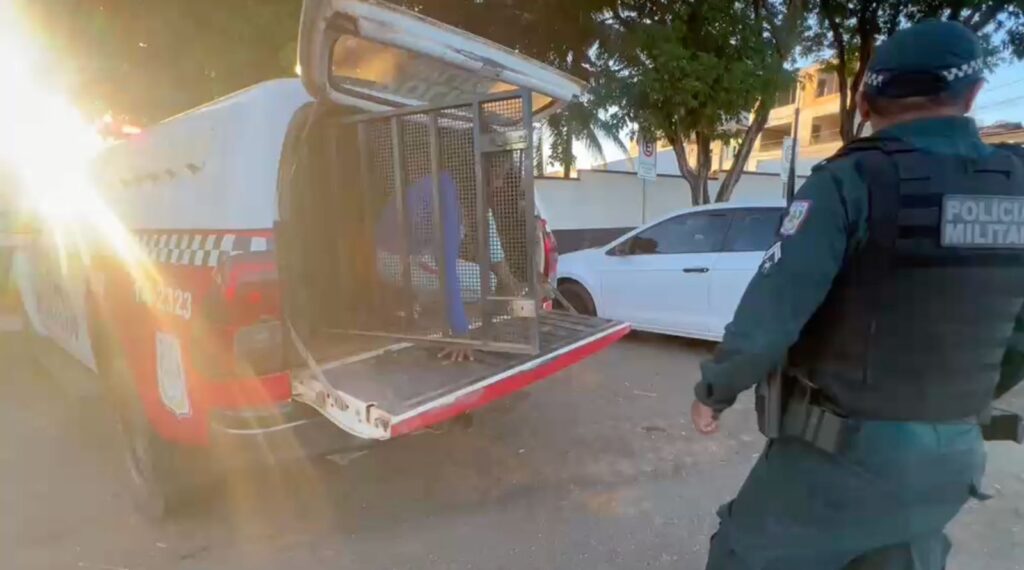 Pessoa detida dentro do compartimento de carga de uma viatura policial.