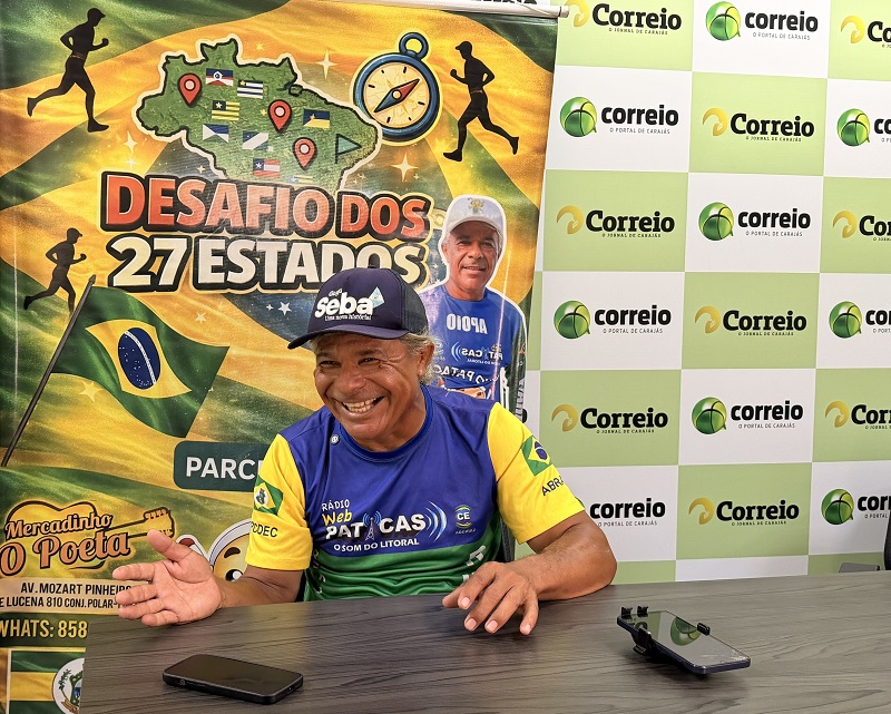 Lourival Xavier, o 'Xavier Pé na Estrada', caminhando em rodovia com mochila nas costas.