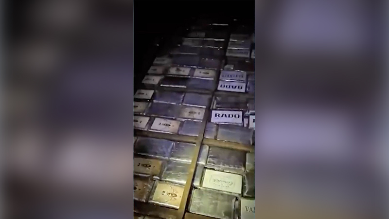 Vários blocos retangulares embalados em plástico, possivelmente droga, organizados em fileiras.