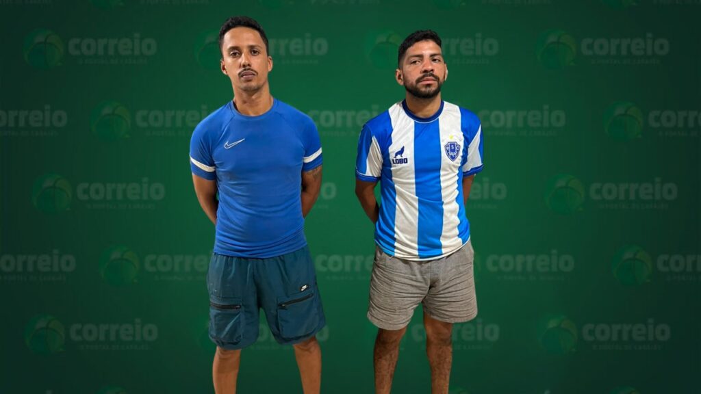Dois homens em pé lado a lado em frente a um fundo verde com o logo do site Correio.