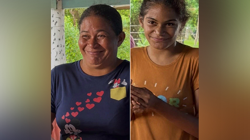 Duas mulheres sorrindo em um ambiente externo