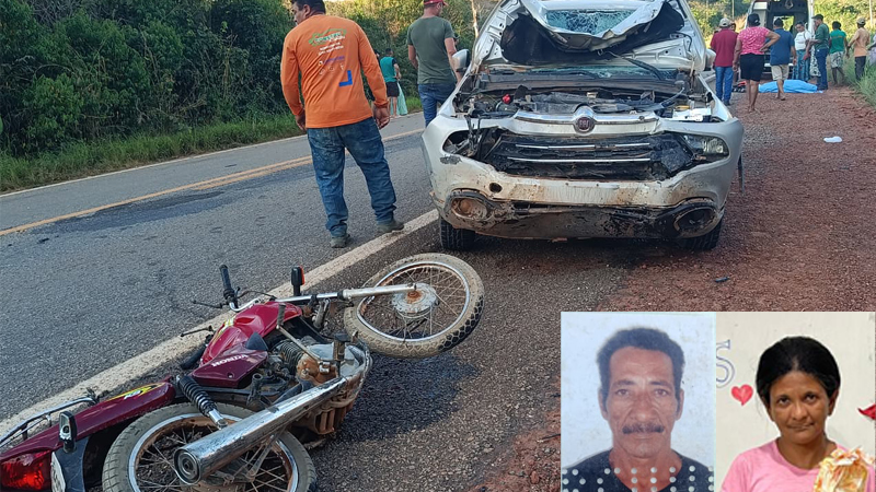 Cena de acidente de trânsito em rodovia envolvendo um carro Fiat Toro prateado e uma motocicleta Honda vermelha caída no chão.