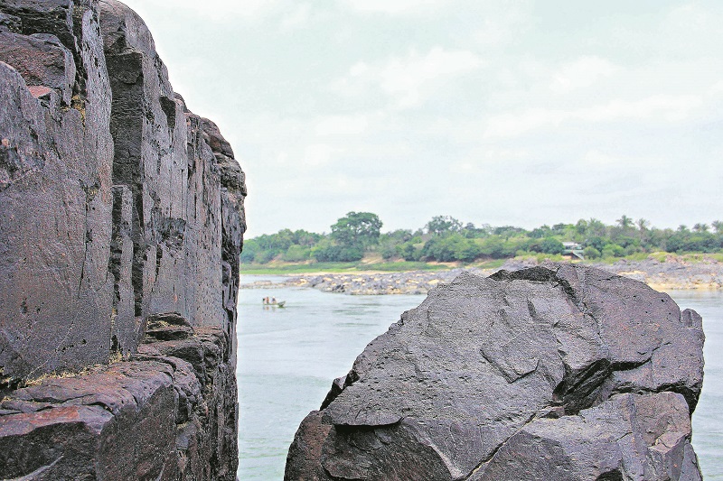 Vista do Rio Araguaia com formações rochosas escuras em primeiro plano