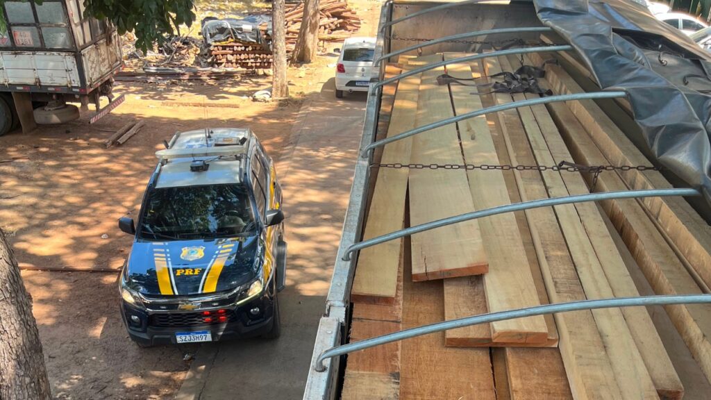 Caminhão carregado de madeira sendo fiscalizado pela Polícia Rodoviária Federal