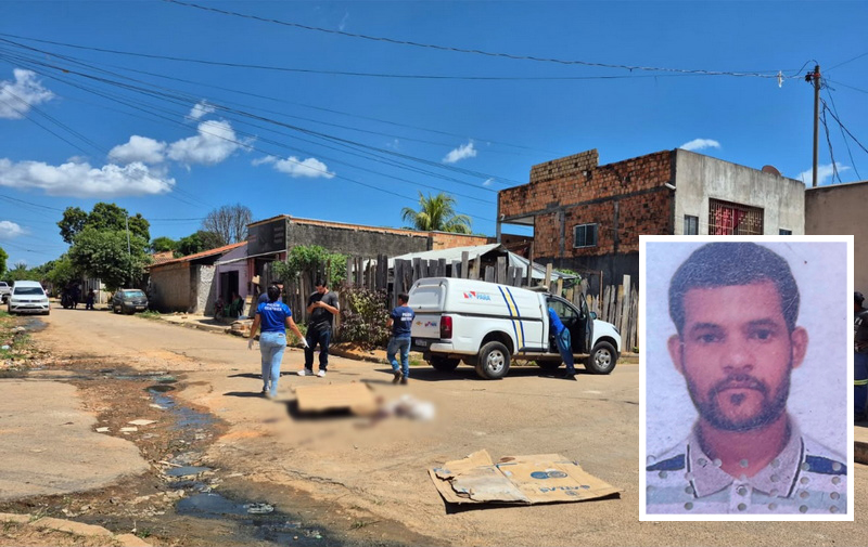 Equipe da Polícia Científica em cena de crime em via pública com viatura e foto de um homem no canto