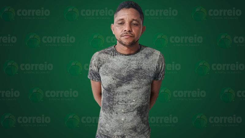 Homem de pele parda, barba curta e camiseta cinza, posando para foto contra fundo verde com a marca Correio.