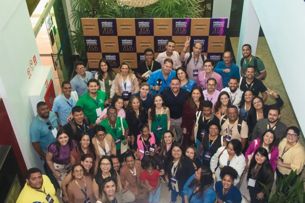 Grupo de pessoas posando para foto durante evento Workshop de Comunicação Simineral 2026