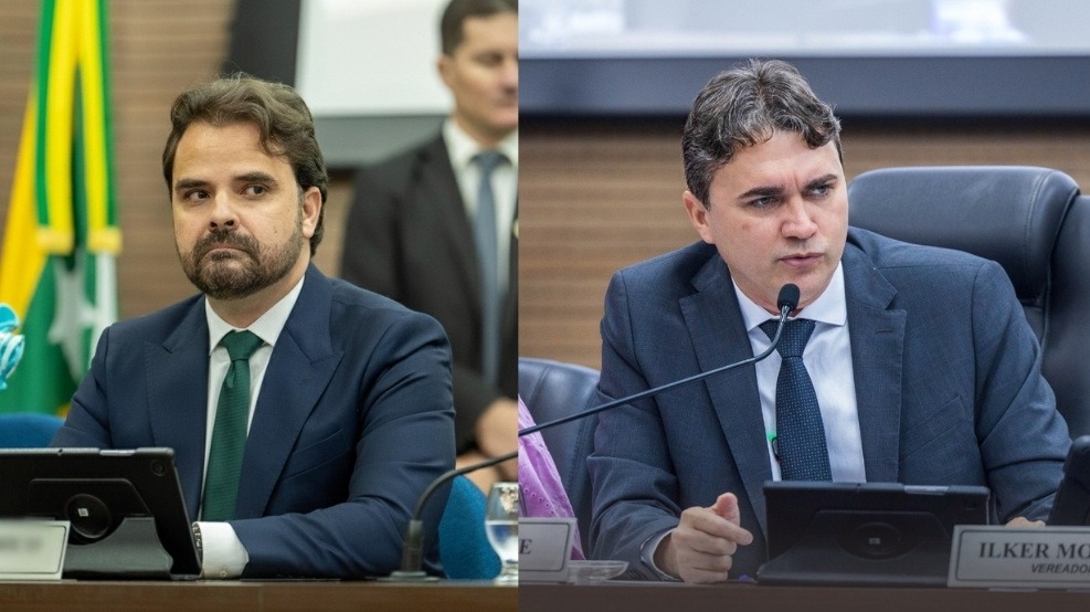Dois homens de terno e gravata participando de uma sessão parlamentar, um à esquerda e outro à direita.