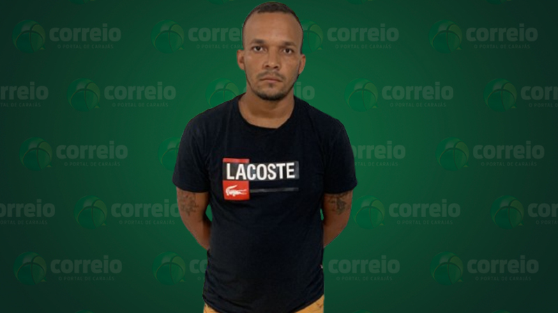 Homem de pele parda usando camiseta preta com logomarca da Lacoste contra fundo verde com a marca d'água 'Correio O Portal de Carajás'.