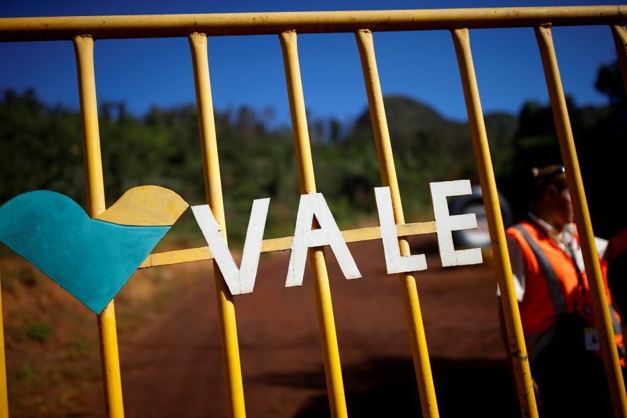 Placa de identificação com o nome VALE afixada em um portão amarelo metálico.