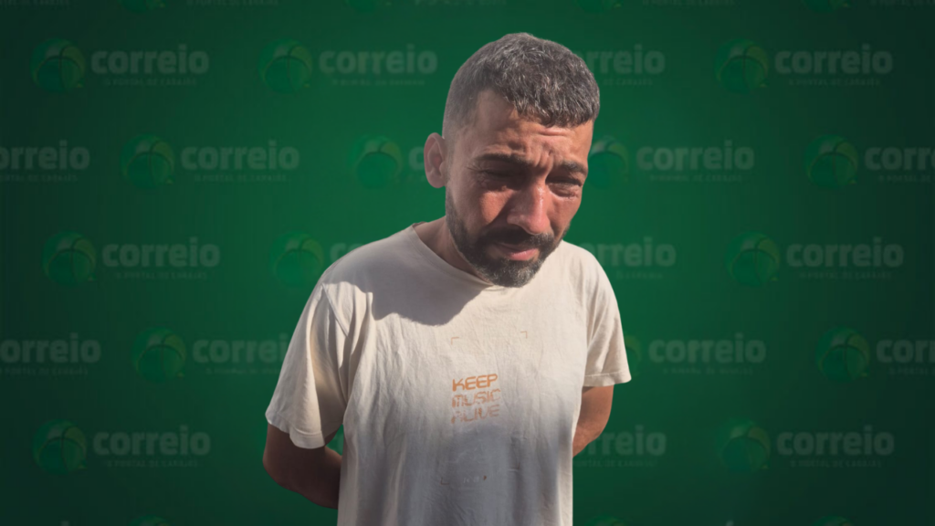 Homem de barba rala, usando camiseta bege, com fundo verde da marca Correio.