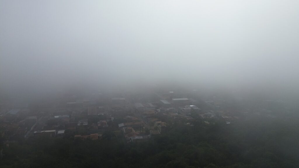 Vista panorâmica de uma pequena cidade coberta por uma névoa densa