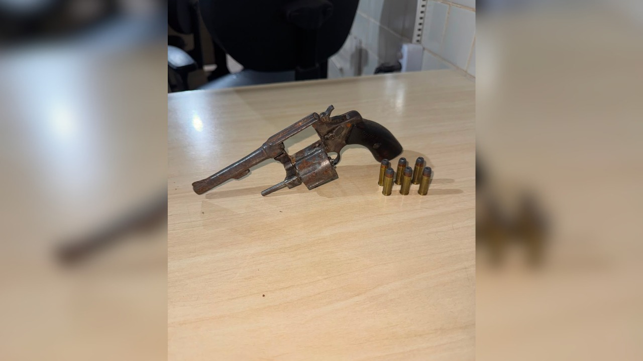 Arma é encontrada em quintal após prisão por tráfico no Bairro da Paz, em Marabá