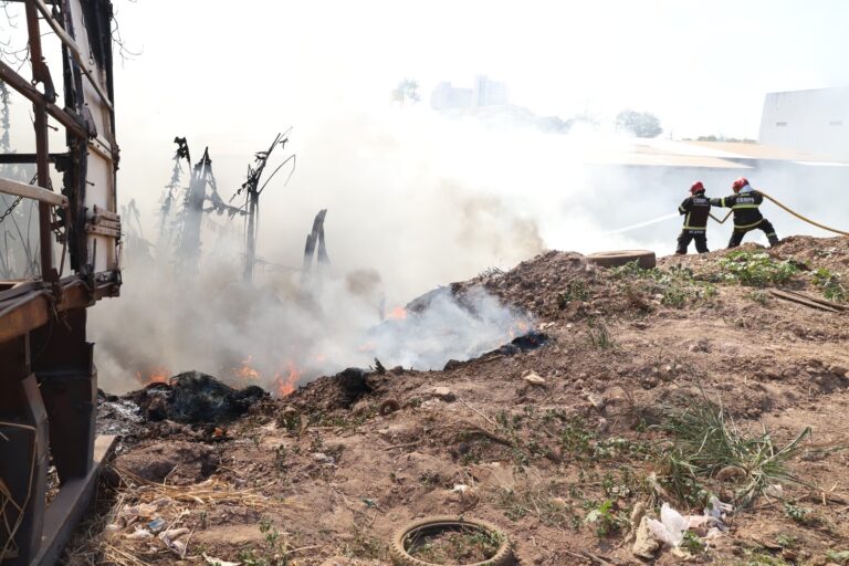 Pneus acumulados no Km 6 teriam ampliado incêndio, diz Bombeiros