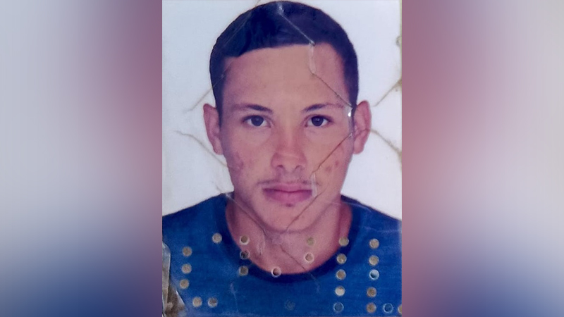 Retrato de um jovem homem de frente com camiseta azul