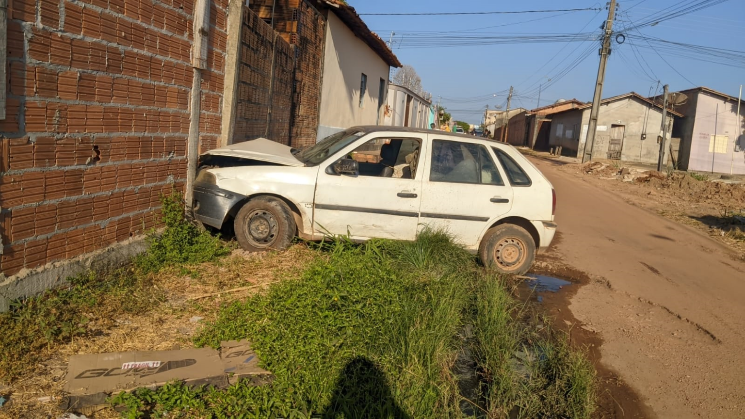 Motorista perde o controle da direção e bate em muro de São Domingos