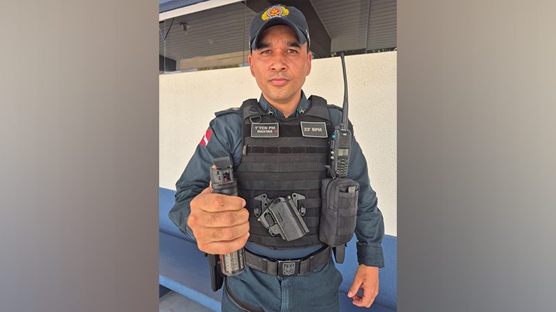 Policial militar do 23º BPM em uniforme operacional segurando spray de pimenta