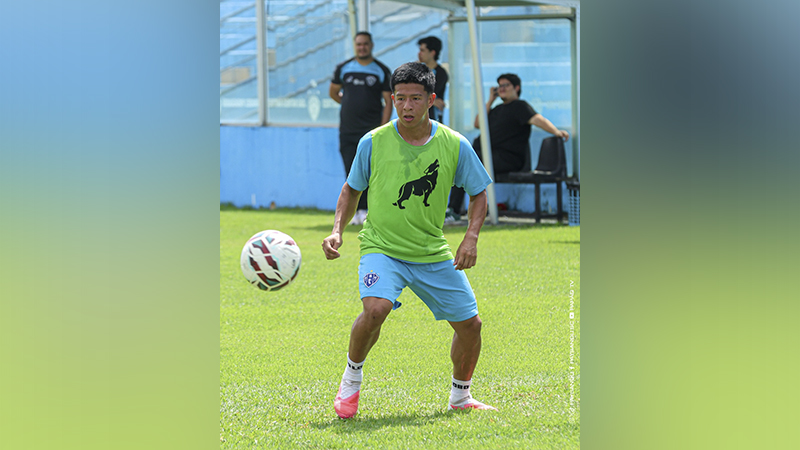 Jogador de futebol do Paysandu durante treinamento no gramado
