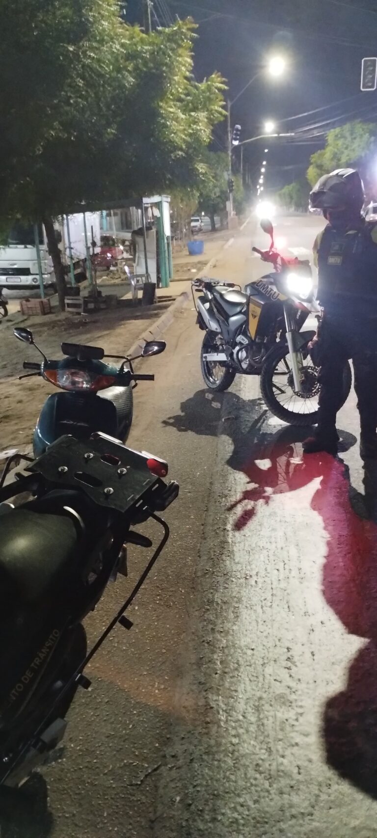Moto sem farol é abordada e condutor acaba preso por registro de furto