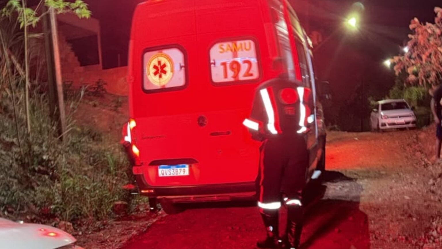 Vítima é socorrida após ataque com arma branca no Nova Vitória