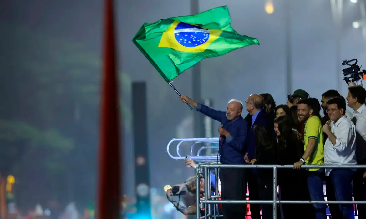 Lula é reeleito com virada histórica e bate recorde com 64,1 milhões de votos